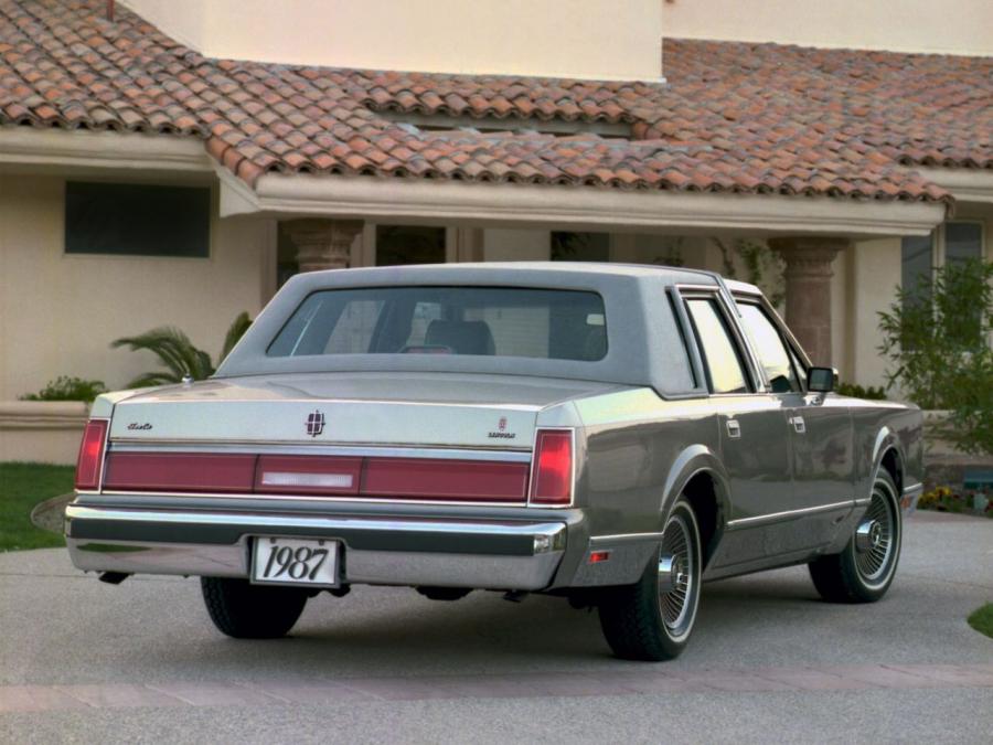  Lincoln Town Car 1985 года  (фото 12 из 16)